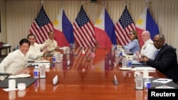 로이드 오스틴(오른쪽) 미 국방장관과 페르디난드 마르코스 주니어(왼쪽) 필리핀 대통령이 3일 펜타곤에서 회동하고 있다. 