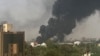 Asap mengepul di atas bangunan tempat tinggal di Khartoum, 16 April 2023, saat pertempuran yang dipicu oleh keributan antara para jenderal yang bersaing di Sudan. (Foto: AFP)