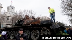 2023年2月24日，一辆在接近基辅时被摧毁的俄罗斯T-72坦克残骸被放置在柏林的俄罗斯大使馆前，以纪念俄罗斯全面入侵乌克兰一周年。（美联社照片）