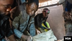 刚果民主共和国东南部科卢韦齐附近的卡米隆贝矿井中，工人们正在从矿井中搬运一袋袋矿石。 （2023年6月20日）