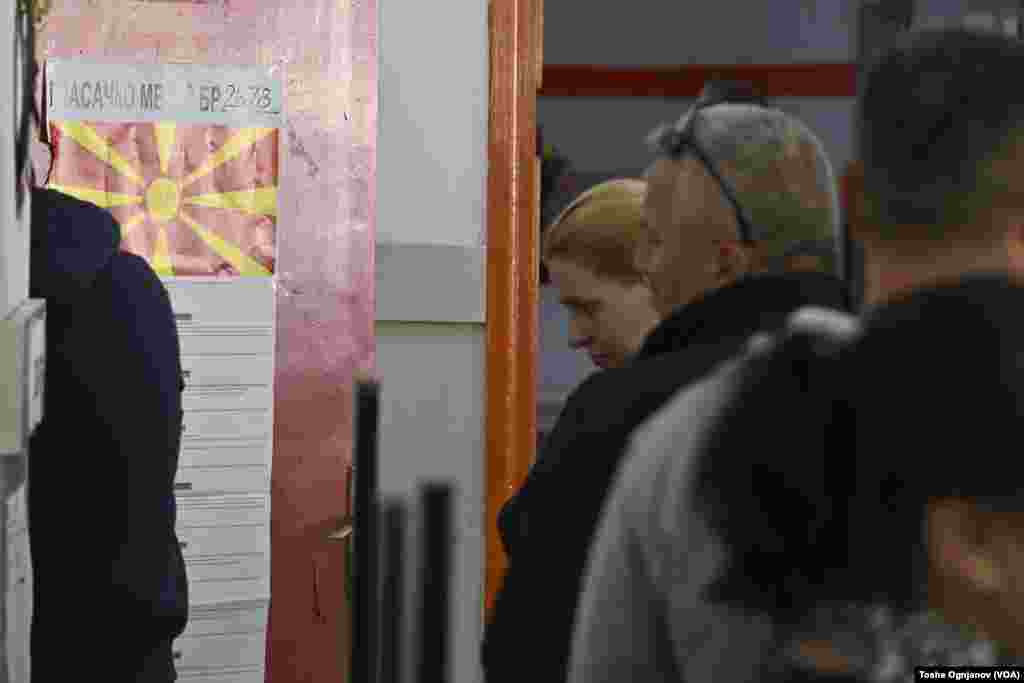 Македонските граѓани излегоа на гласање, на располагање имаат две гласачки кутии: За претседател и за пратеници во Македонското собрание.