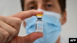 프랑스 몽펠리어 시내 의료진이 엠폭스 백신을 들어 보이고 있다. (자료사진)