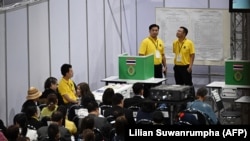 Para kandidat menunggu giliran untuk menjalankan hak pilih di pemilihan senator Thailand di Bangkok, Thailand, Rabu, 26 Juni 2024. (Foto: Lilian Suwanrumpha/AFP)