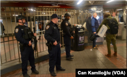 New York Eyalet Valisi Kathy Hochul New York Metrosu’nda giderek artan suçlarla mücadele etmek için yeni güvenlik tedbirleri alınacağını açıkladı.