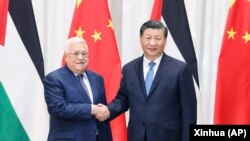 中国国家主席习近平与巴勒斯坦总统阿巴斯在沙特利雅得出席中国-阿拉伯国家峰会期间举行会晤。(2022年12月8日)