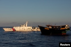 资料照：中国海岸警卫队船只在南中国海阻止菲律宾的供给船行驶。（2024年5月4日）