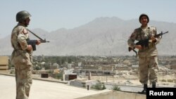 Dua tentara Pakistan melakukan pengamanan dari atap sebuah gedung Quetta, Baluchistan (foto: ilustrasi). 