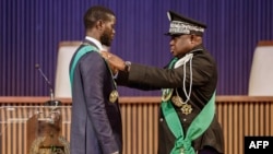 Jamais élu auparavant, Bassirou Diomaye Faye devient à 44 ans le cinquième et plus jeune président du pays ouest-africain depuis l'indépendance en 1960.