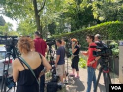 Novinarske ekipe ispred Ambasade Izraela nakon napada na pripadnika Žandarmerije koji je obezbeđivao zgradu, u naselju Dedinje, u Beogradu, 29. juna 2024. (Foto: Glas Amerike/Stefan Miljuš)