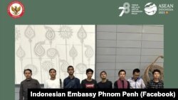 រូបថតដែលត្រូវបានបង្ហោះនៅលើទំព័រហ្វេសប៊ុកស្ថានទូតឥណ្ឌូណេស៊ីប្រចាំកម្ពុជា នៅថ្ងៃទី៨ ខែសីហា ឆ្នាំ២០២៣ បង្ហាញពីពលរដ្ឋឥណ្ឌូណេស៊ីមួយចំនួនដែល ត្រូវបានស្ថានទូតឥណ្ឌូណេស៊ីប្រចាំកម្ពុជាជួយសម្រួលឱ្យបានត្រឡប់ទៅឥណ្ឌូណេស៊ីវិញ។ (Facebook/ Indonesian Embassy Phnom Penh)