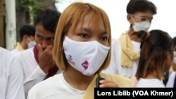 កញ្ញា មាន លីសា អាយុ២០ឆ្នាំ ផ្តល់បទសម្ភាសន៍ដល់អ្នកសារព័ត៌មាន នៅក្បែរព្រះបរមរាជវាំង រាជធានីភ្នំពេញ នៅថ្ងៃទី២៩ មីនា ២០២៣។ (លាស់ លីបលីប/វីអូអេ)