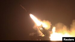 북한이 한반도 시각 23일 새벽 함경북도 김책시 일대에서 동해상으로 전략순항미사일 ‘화살-2형’을 발사했다며 사진을 공개했다.