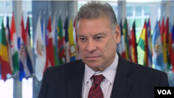 Важно е Северна Македонија како што оди напред да не прави компромиси за нејзините идеали и владеење на правото, затоа што членството во ЕУ навистина е за стандарди и вредности, рече заменик-помошникот државен секретар на САД задолжен за Западен Балкан 