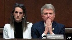 ປະ​ທານ​ຄະ​ນະ​ກຳ​ມະ​ການ​ພົວ​ພັນ​ຕ່າງ​ປະ​ເທດ ສະ​ພາ​ຕ່ຳ ທ່ານ ໄມ​ເກິ​ລ໌ ແມັກ​ຄອ​ລ ສັງ​ກັດ​ພັກ​ຣີ​ພັບ​ບ​ລີ​ກັນ ຈາກ​ລັດ​ເທັກ​ຊັ​ສ, ຂວາ, ຢູ່​ຫໍ​ລັດ​ຖ​ະ​ສະ​ພາ ສະ​ຫະ​ລັດ, ນະ​ຄອນຫຼວງ ວໍ​ຊິງ​ຕັນ, 19 ເມ​ສາ 2023.