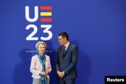 欧盟委员会主席乌苏拉·冯德莱恩 (左)