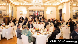 Buka puasa bersama lintas agama (interfaith iftar) di Kedutaan Besar Republik Indonesia di Washington DC, Kamis (13/4) malam. Turut hadir Menko Luhut Binsar Pandjaitan, Menteri Keuangan Sri Mulyani dan Gubernur BI Perry Warjiyo. (Foto: Courtesy/KBRI) 