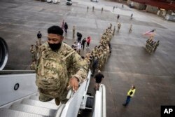 រូបឯកសារ៖ ទាហានអាមេរិកធ្វើដំណើរ​ពីរដ្ឋ Georgia សហរដ្ឋអាមេរិក ទៅ​ឈរជើង​នៅ​ទ្វីបអឺរ៉ុប កាលពីថ្ងៃទី ១១ ខែមីនា ឆ្នាំ២០២២។