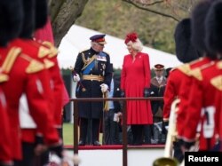 Raja Charles III dan Permaisuri Camilla, menghadiri upacara di Istana Buckingham, London, Inggris, Kamis 27 April 2023. (Yui Mok/Pool via REUTERS)