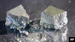 ILUSTRASI - Telurium yang dimurnikan ditampilkan di kilang Rio Tinto Kennecott di Magna, Utah, 11 Mei 2022. (AP /Rick Bowmer, File)