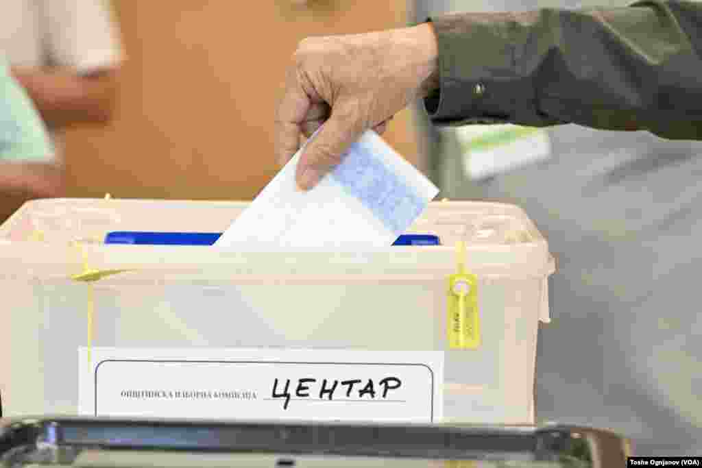 Македонските граѓани излегоа на гласање, на располагање имаат две гласачки кутии: За претседател и за пратеници во Македонското собрание.