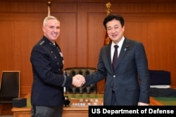 스티븐 와이팅 미 우주군 신임 사령관이 지난달 24일 일본 도쿄의 방위성에서 기하라 미노루 일본 방위상을 만났다. 사진 = 미 국방부