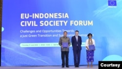 (Ki-ka) Deputi Polkumhankam Bappenas, ⁠Bogat Widyatmoko, Dubes Uni Eropa untuk Indonesia Denis Chaibi dan Direktur Pusat Ilmu Pengetahuan Transdisiplin dan Berkelanjutan Institut Pertanian Bogor (IPB) Damayanti Buchori di Jakarta, (27/6).(Humas Kedutaan Uni Eropa untuk Indonesia)