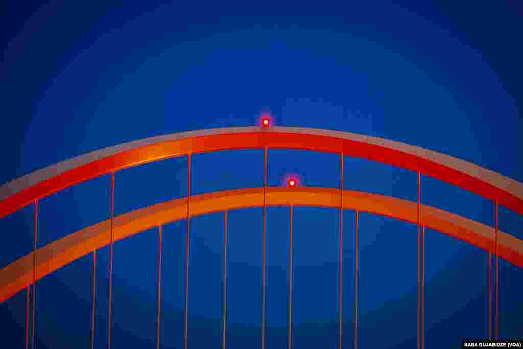 აშშ-ის დედაქალაქში, ფრედერიკ დაგლასის სახელობის ხიდი, საქართველოს დროშის ფერებში განათდა.