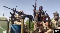 资料照 - 苏丹准军事武装“快速支援力量”2023年4月23日发布的视频截屏。位于大喀土穆地区东尼罗河去的快速支援力量的战斗人员乘坐在一辆架设了高射机枪的“皮卡”上。