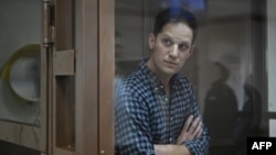 Jurnalis AS Evan Gershkovich saat hadir dalam sidang di pengadilan Moskow, Rusia 18 April 2023 (foto: dok). 