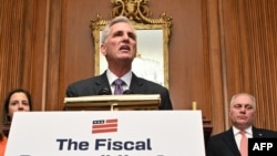 Ketua DPR Kongres Partai Republik Elise Stefanik dan Pemimpin Mayoritas DPR AS Steve Scalise mendengarkan Ketua DPR AS Kevin McCarthy berbicara usai pemungutan suara DPR tentang UU Tanggung Jawab Fiskal di Capitol AS di Washington, DC pada 31 Mei 2023. (Foto: AFP)