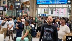 ২০২৪ সালের ২৬ জুলাই প্যারিসে গ্রীষ্মকালীন অলিম্পিকে গারে ডু নর্ড ট্রেন স্টেশনের ভেতরে যাত্রীরা অপেক্ষা করছেন।