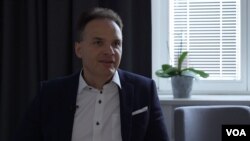 Campaign strategist Sergiusz Trzeciak talks with VOA in Warsaw. (Daniil Batushchak/VOA)
