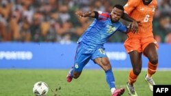 Mosani ya ba Léopards ya RDC Meschack Elia (G) azali kondongwana na Seko Fofana ya Côte d'Ivoire na CAN 2024 stade Ebimpe, Abidjan, 7 sanza ya mibale 2024.