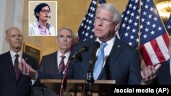 این نامه به ابتکار سناتور راجر ویکر (راست) عضو ارشد کمیته نیروهای مسلح سنای ایالات متحده تنظیم شده است. 