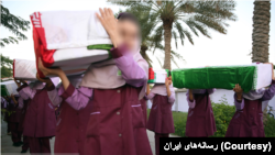 تابوت بر دوش دختران دانش‌آموز در «کنگره شهدای غواص» در کیش