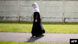 Seorang perempuan Muslim berjalan di Mantes-la-Jolie, Prancis. (Foto: AFP)