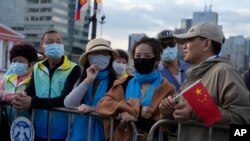 几名中国人在蒙古首都乌兰巴托广场等待教宗方济各的到来。（2023年9月2日）