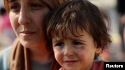 Fatima Ašeri sa ćerkom Melisom u kolektivnom smeštaju za preživele u zemljotresu u Antakiji, februar 2023.