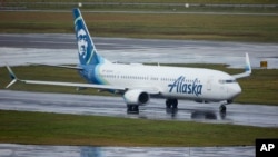 Pesawat Boeing 737 MAX 9 milik maskapai Alaska Airlines mendarat darurat di bandara Portland, Oregon, Sabtu 6 Januari 2024.
