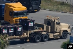 Sebuah truk yang membawa bantuan pangan untuk Gaza di Pelabuhan Larnaca, Siprus, Rabu, 8 Mei 2024. (Foto: AP)