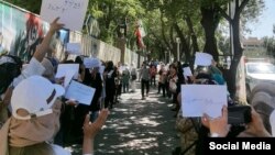 Təbrizdə qadınlar valilik binası qarşısında etiraz aksiyası keçirib