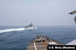 Kapal perang China Luyang III berlayar di dekat kapal perusak AS USS Chung-Hoon, seperti yang terlihat dari dek kapal perusak AS, di Selat Taiwan, 3 Juni 2023. (Foto: U.S. Navy via Reuters)