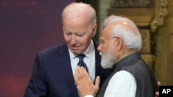 2022年11月15日，在印度尼西亚巴厘岛举行的 G20 领导人峰会上，美国总统拜登（左）和印度总理纳莫迪会谈。莫迪本周将对美国进行国事访问。