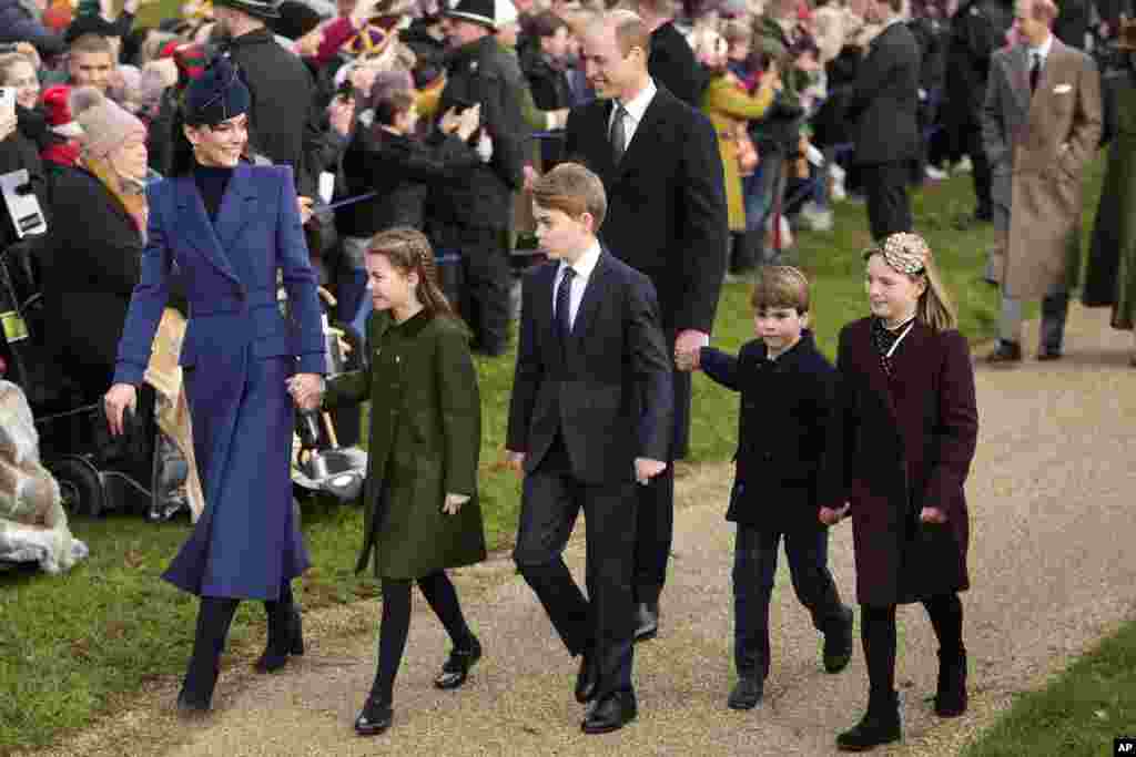 Kate, Putri Wales dari Inggris, Putri Charlotte, Pangeran George, bersama William, Pangeran Wales, Pangeran Louis dan Mia Tindall menghadiri kebaktian hari Natal di Gereja Santa Maria Magdalena (St. Mary Magdalene) di Sandringham, Norfolk, Inggris.