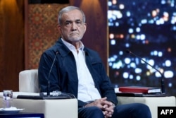Foto selebaran yang disediakan oleh Islamic Republic of Iran Broadcasting (IRIB) ini menunjukkan calon presiden Masoud Pezeshkian dalam acara debat di studio televisi Negara Iran di Teheran, 17 Juni 2024. (MORTEZA FAKHRINEJAD / IRIB / AFP)