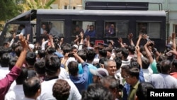 FILE: Sebuah mobil polisi mengangkut beberapa orang yang dihukum terkait kerusuhan di Gujarat pada tahun 2002, di luar pengadilan setelah putusan di Ahmedabad, India, 2 Juni 2016. (REUTERS / Amit Dave)