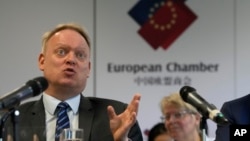 中国欧盟商会会长彦辞（Jens Eskelund）在北京举行的欧洲企业在华商业信心调查发布会上发表讲话。（2023年月21日）