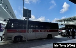 香港政府时隔5年再次举办十一中国国庆烟花汇演，当日警方在湾仔海滨一带实施严格的人流管制，派出多部大型警车布防 (美国之音/汤惠芸)