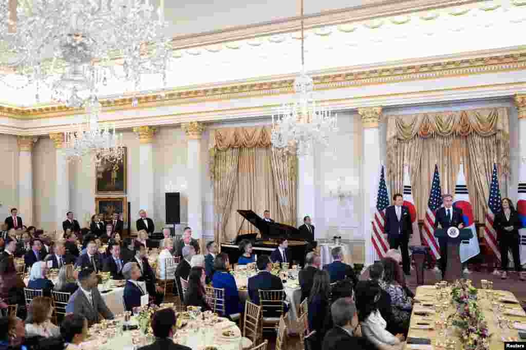미국을 국빈 방문한 윤석열 한국 대통령이 27일 국무부에서 열린 국빈 오찬 행사에서 토니 블링컨 장관과 카멀라 해리스 부통령의 환대를 받았다. 