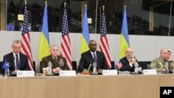 მარცხნიდან მარჯვნივ: იენს სტოლტენბერგი, მარკ მილი, ლოიდ ოსტინი, ოლექსი რეზნიკოვი, ევჰენ მოისიუკი. ნატოს მთავარი ოფისი, ბრიუსელი, ბელგია. 14 თებერვალი, 2023 წ.